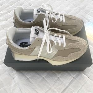 New Balace 327 Sneakers. BRAND NEW! NEVER WORN!